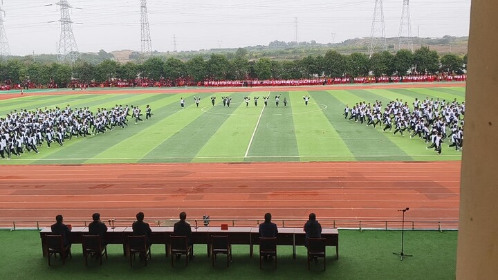 Dance Supershy at the opening ceremony of the sports meeting