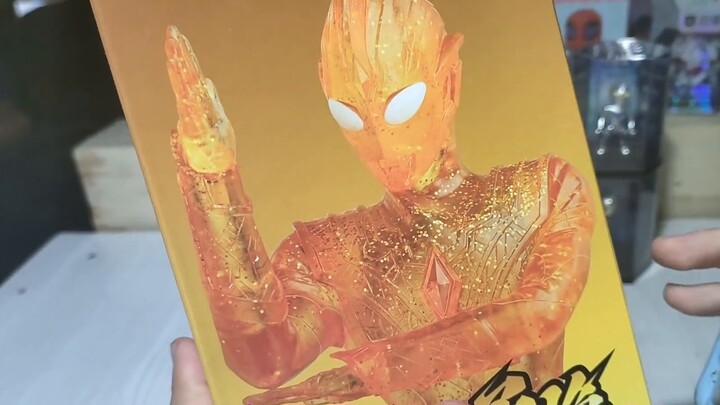 Làm thế nào mà Ultraman lại trở nên như thế này? Người anh hùng bất tài Ultraman...đợi đã, vẫn còn t