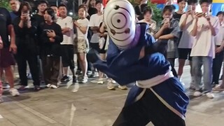 人群中的移动马桶