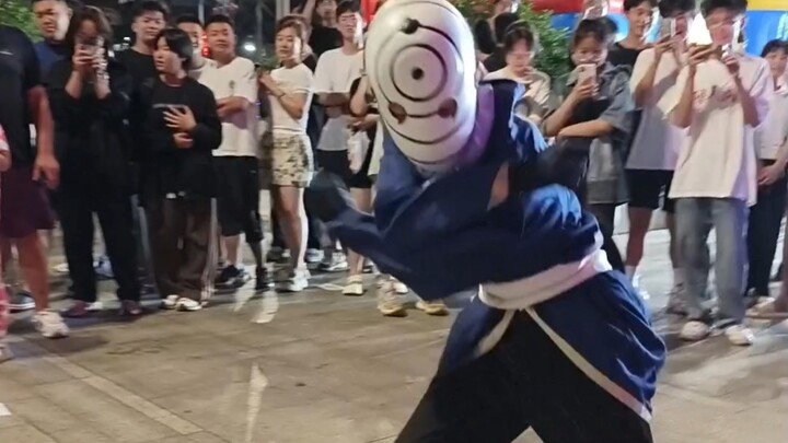 مرحاض متحرك وسط الحشود