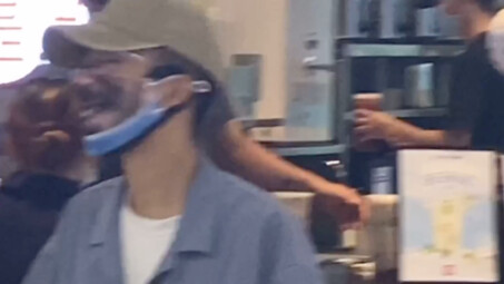 Masker pacar ini benar-benar pas banget sama dia, hahaha! Pegawai toko sampai bingung abis nih!