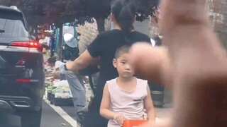 男子在车上对着小孩哥“biubiubiu”，小孩哥不语最后还礼貌回应