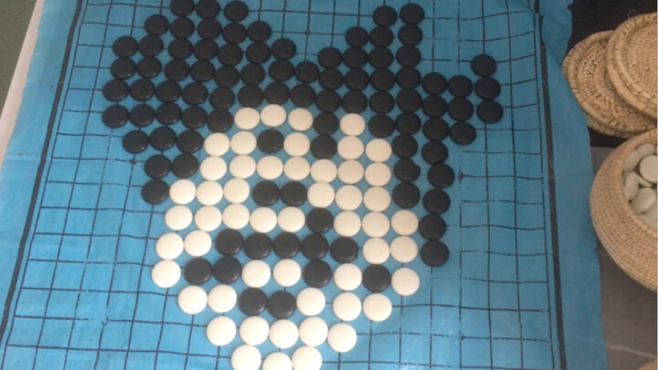 لعبنا لعبة شطرنج، برأيك من فاز: الأحجار البيضاء أم الأحجار السوداء؟