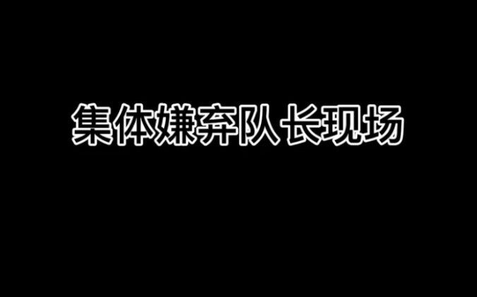 Đang nói chuyện thì đồng đội đã đi sang tổ khác rồi, anh chàng tóc xanh nhất quyết không để mình bị 