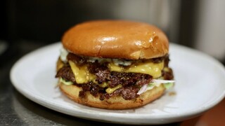 อยู่บ้านเอง ทำ "เบอร์เกอร์ชีสสไตล์อเมริกัน" ที่ได้มาตรฐานที่สุดได้อย่างไร