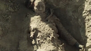 男人在沙漠发现一大块金子