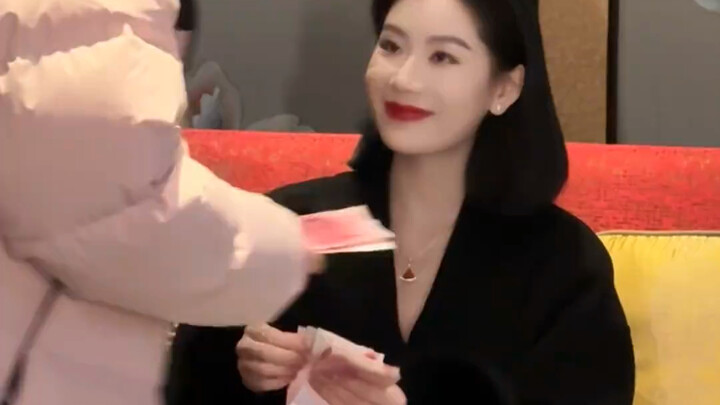 ป้าของฉันซึ่งเชื่อว่าไม่ต้องแต่งงานก็กลับมาแจกอั่งเปาในช่วงตรุษจีน