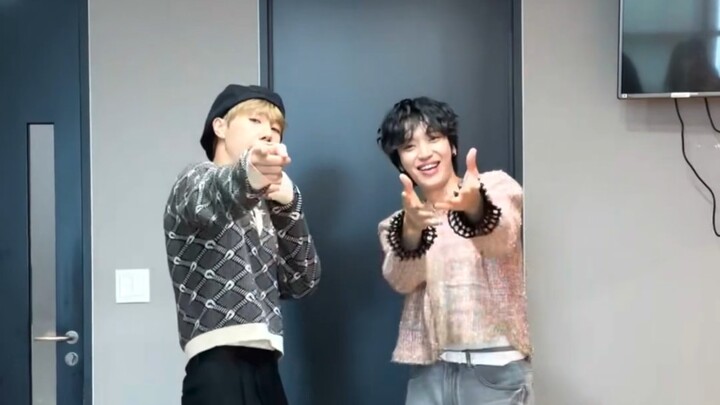 ครั้งนี้เป็น TeenTop! คิมซองกยู พูดคุยสบายๆ & การท้าเต้น HWEEK พร้อม Niel