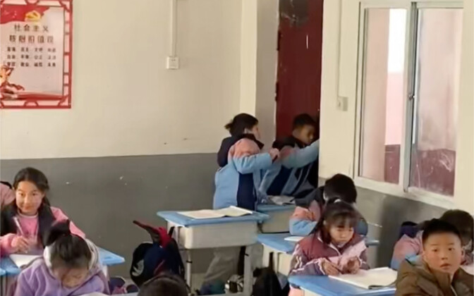 Giáo viên hỏi tôi điểm số thế nào, còn hai vị sư phụ lại hỏi người dân có lạnh không?