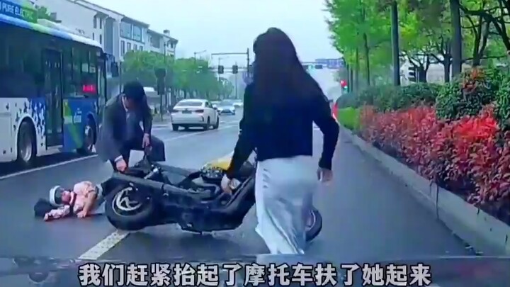 The female rider happened to slip right at the spot marked by the white arrow.