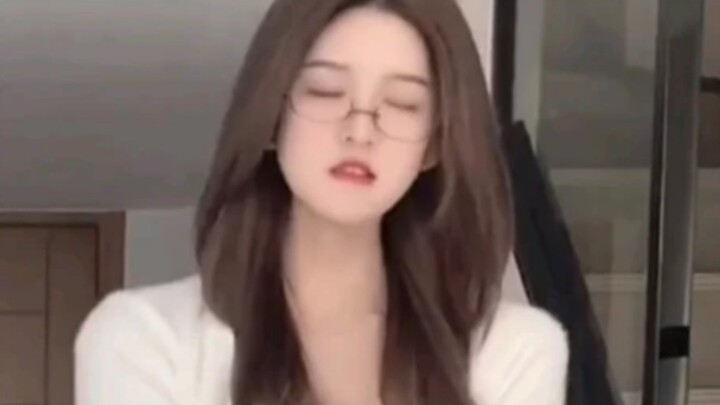 แน่ล่ะ สาวใส่แว่นนี่ขี้เหร่ที่สุดเลย! - -
