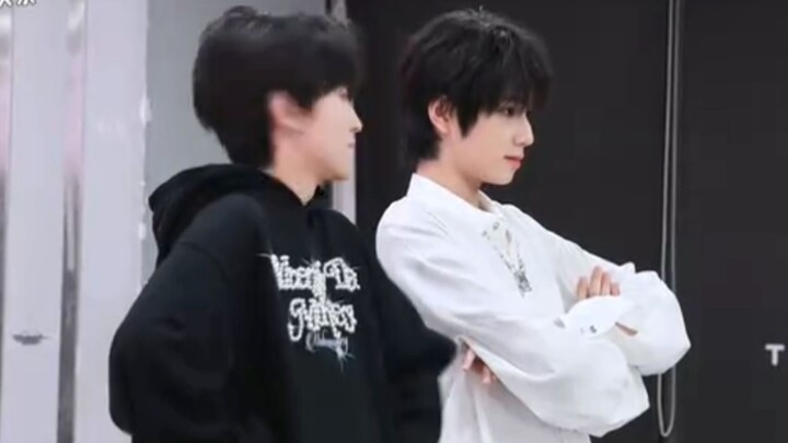 Hậu trường điệu nhảy cãi nhau khó hiểu này còn hay hơn cả bản chính nhiều, cha sống động quá!