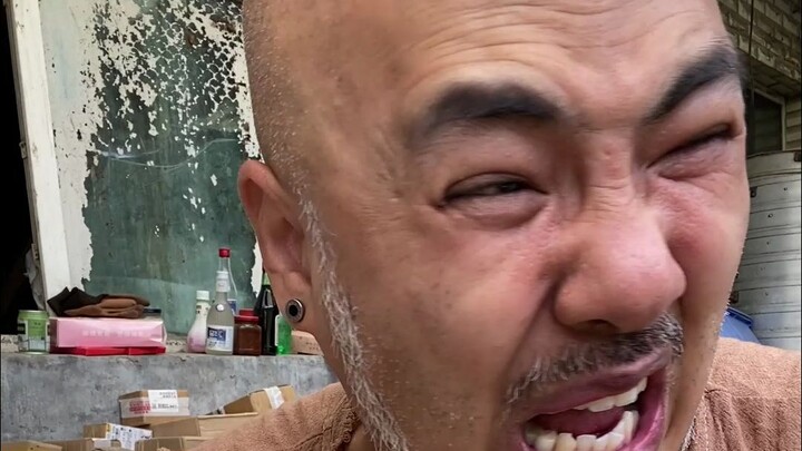 收到B友寄的爆辣零食，老蔫嘴真硬，嘶，不辣。