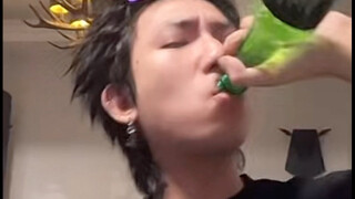 yosko深夜抽风直播，疑似喷了蟑螂药跳手势舞半小时