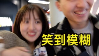 这个年轻人将要和大爷尬聊。。。