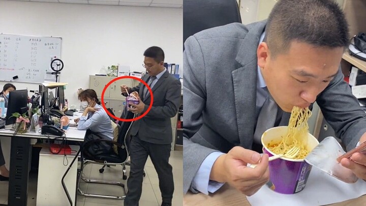 Nam thanh niên đang thưởng thức món mì bắp cải muối thì đồng nghiệp bất ngờ phát đoạn video về bữa t