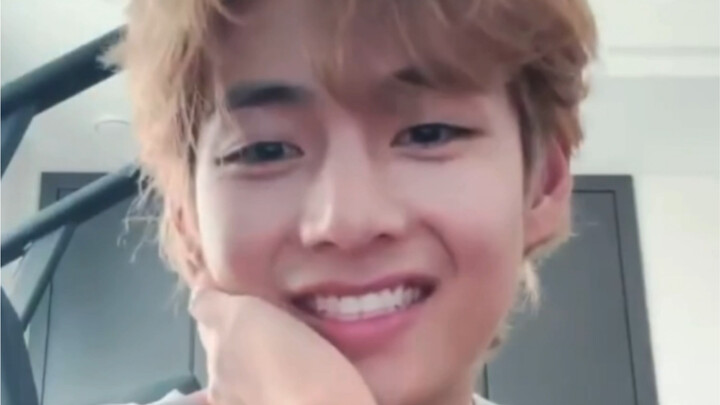 Obrolan Taehyung dengan Zhenzhen dalam siaran langsung  Taehyung: Kak, kamu lagi lihat aku nggak?  Z