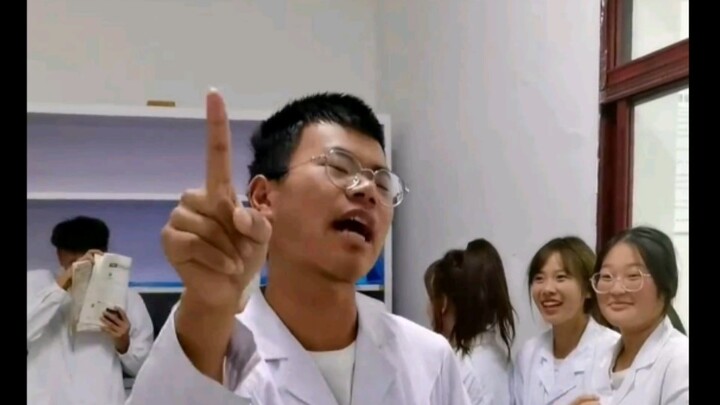 Viện trưởng thật trẻ trung..