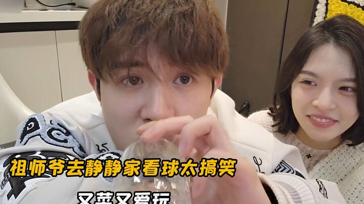 الجّد المُعلّم يزور منزل تشينغتشينغ لمشاهدة كأس العالم، لكن مفاجأة غير متوقعة تنتظره: أمّها ما زالت 