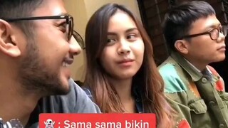 Gua praktekin bukannya senyum2 malah di tabok 🤭 ...