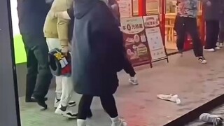 【搞笑】路人打架，有啥拿啥 我头盔！我头盔！哥