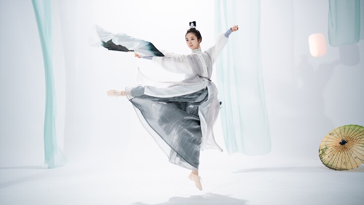 Is this handsome enough to be on the gala? The super-hot fan dance of "The Elephant King"