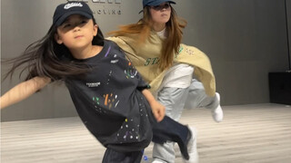 女儿表情告诉我   这个舞蹈我学会了…
