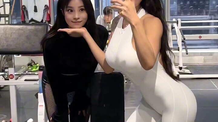 تنسيق الأبيض والأسود، أخوات يرتدين متشابهات