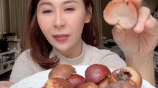 Siapa yang kemarin bilangin aku suruh coba biji alpukat …. Pahittttt ….aku pikir bakal enak kayak