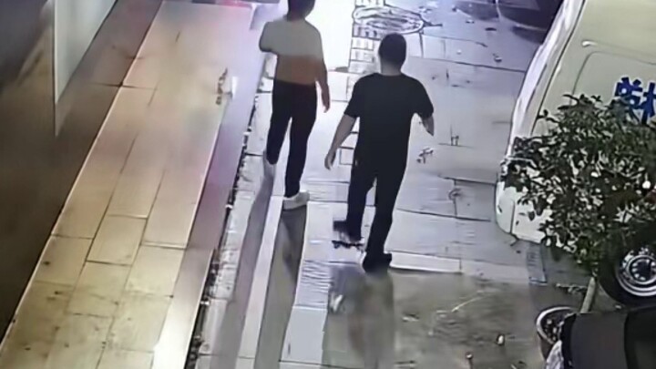 Dua orang yang dikejarnya belum tentu suka kucing, tapi orang yang mengangkat kucing itu pasti suka 