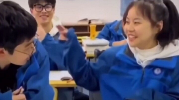 "Aku tahu teman sebangkuku cantik saat aku masih muda, dan aku tidak akan menyesalinya saat aku dewa