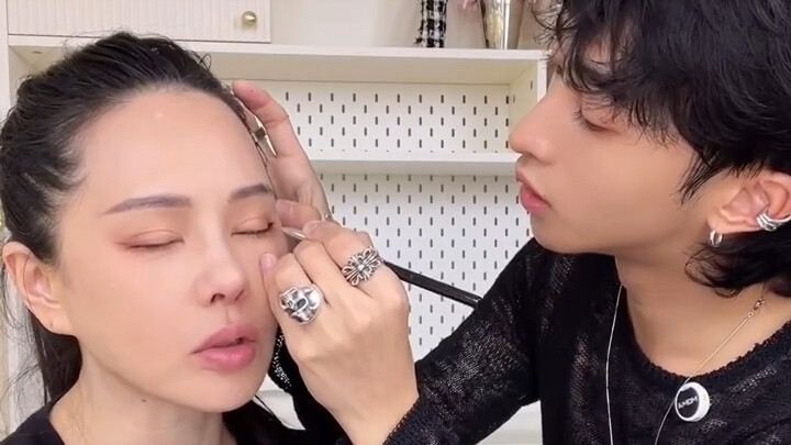 Mind-blowing: a super close yet totally natural mother-son bond. #YiNengJing #EnLi #Makeup