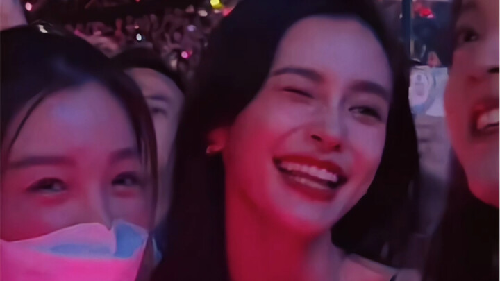 Saya mau menyebutnya dewi nuansa! Angelababy lagi nonton konser BP nih!