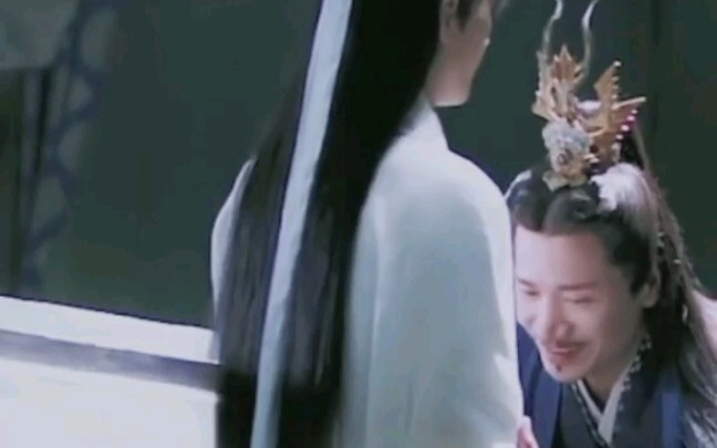 ตอนที่ซือเฟิ่งถูกพยุงให้ลุกขึ้นมา ดูอ่อนโยนและบอบบางมากฮ่าๆ รู้สึกว่าแค่ออกแรงหน่อยเดียวก็จะแตกเป็นเ
