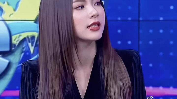 Tiểu Thủy Bình Thái Na, chị một tiếng “Sawasdee kha” là khí chất bừng lên, tạo hình tóc đen dài thẳn
