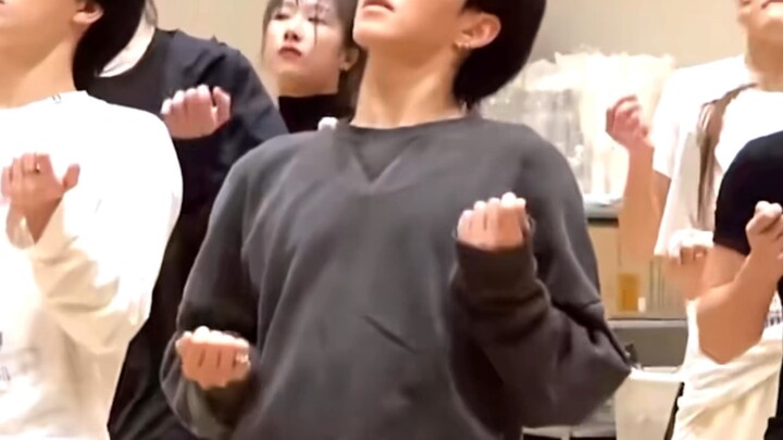 When you watch SPELL dance and only watch this part of 🐯... you will be happier ฅ `ᗜ´ ฅ I like it so