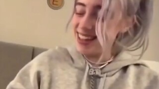 【Billie Eilish】Billie Eilish กลายเป็นคนโง่มากจนเธอไม่สามารถช่วยตัวเองได้???