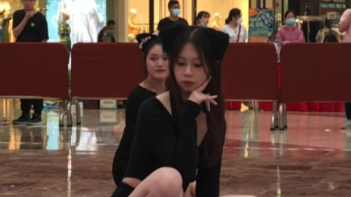 [AOA] One “Kitty Experience Card” – Choa’s Flirty Catwalk in a Straight-on Shot