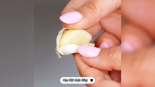 Tách vỏ tỏi cực nhanh với mẹo này