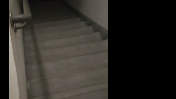 อยู่บ้านไม่กล้าทำล้ำเส้น แต่ในโถงบันไดกล้าเลย [ลาก่อน]