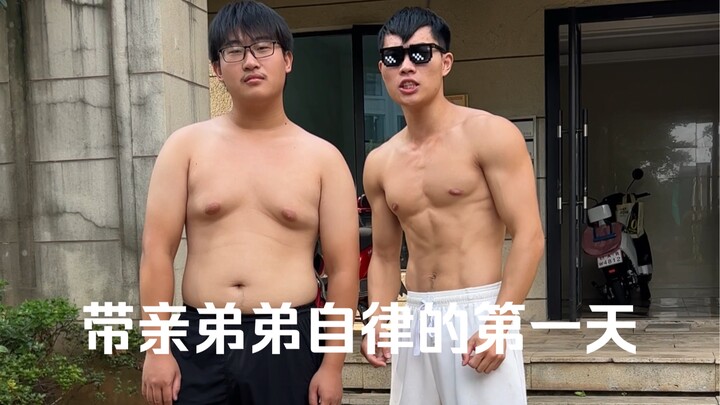 Kudengar kalian udah nggak semangat lagi. Aku bawa adik laki-laki kutu buku-ku buat ngegasin semuany