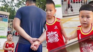 三胞胎车上打闹，爸爸一气之下怒吼三儿子，老二一举动情商太高