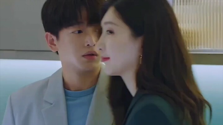 The young man kissed his female boss secretly and从此 went on to reach the peak of his life.