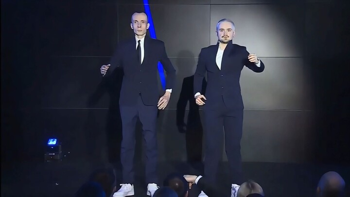 How does he manage not even blink? This “tilt” by the locking master is simply unmatched!