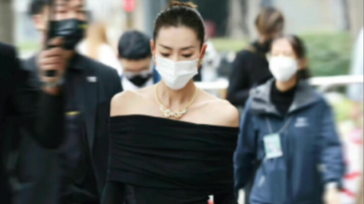 Holy crap… This is a max-level pro absolutely slaughtering the newbie village!