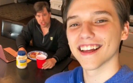 Tanya Ayahku Siapa Aku