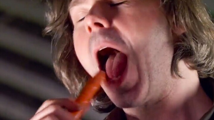 男人只是吃了口刚洗干净的胡萝，就突然跪倒在地浑身不停的颤抖