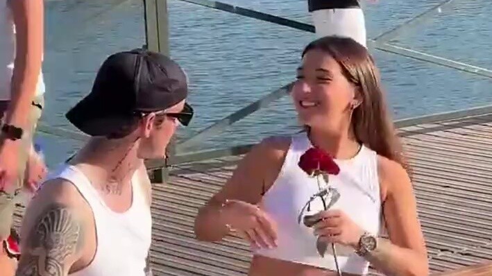 Giving roses to couples on the streets abroad is very heartwarming