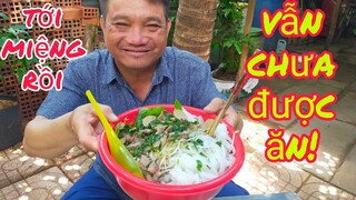 Thau phở tới miệng rồi vẫn chưa được ăn.lTâm Chè Vĩnh Long