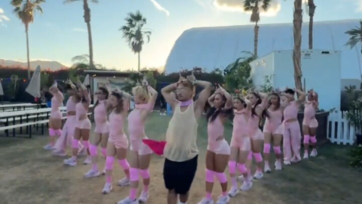KATSEYE’s two lead choreographers absolutely slayed “PINKY UP”!